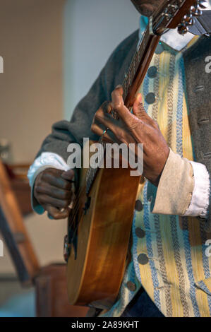 Musicista indossando il XVII secolo i vestiti, eseguire su un 8 corde, mandolino Foto Stock