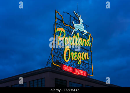 Portland Oregon Città Vecchia insegna al neon al crepuscolo Foto Stock