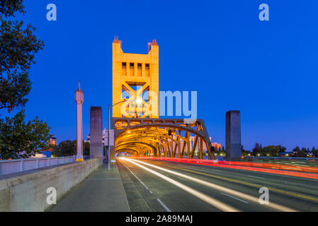 Il Tower Bridge a Sacramento in California al crepuscolo Foto Stock