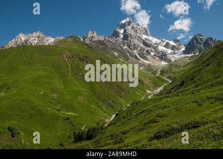 Vista da Guli passare durante la Mazeri-Mestia trek con spettacolare Monte Ushba, Caucaso, la Georgia. Foto Stock