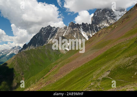 Close-up sul Caucaso piste - Vista dal Guli passare durante la Mazeri-Mestia trek, Georgia Foto Stock