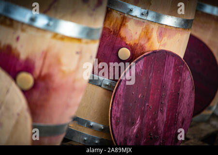 Movimento lento del Giallo bottiglia spray a gocce su sfondo nero Foto Stock