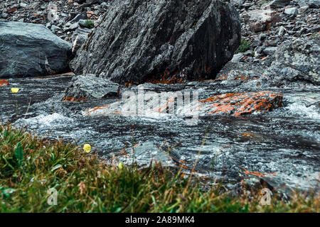 Forte fiume di montagna. Rapido flusso di flusso tra le rocce. Blue Stream di acqua seethes in rocce Foto Stock