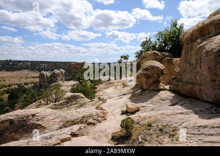 Il vertice di arenaria di El Morro monumento nazionale nel NW del New Mexico. El Morro è lo spagnolo per la capezzagna. Foto Stock