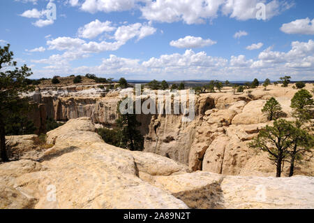 Il vertice di arenaria di El Morro monumento nazionale nel NW del New Mexico. El Morro è lo spagnolo per la capezzagna. Foto Stock