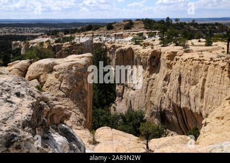 Il vertice di arenaria di El Morro monumento nazionale nel NW del New Mexico. El Morro è lo spagnolo per la capezzagna. Foto Stock