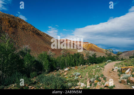 Rocce sotto il cielo blu. Giornata di sole in valle di montagna. Colline variopinte, escursionismo in estate Foto Stock