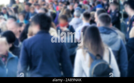 Sfocato folla anonima nella metropoli. Street folla pomeriggio estivo Foto Stock