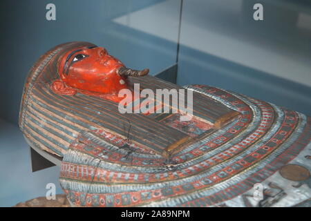 Legno verniciato bara di una mummia egiziana presso il British Museum di Londra, Regno Unito Foto Stock