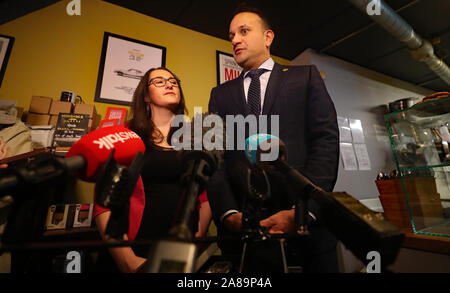 Taoiseach Leo Varadkar parlando ai media circa il Cotech ristrutturazione mentre adoperando in Clondalkin per Gael fine candidato Emer Higgins in Dublin Mid-West Bye elezione. Foto Stock