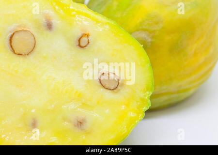 Frutto dell'Eugenia stipitata chiamato Araza e tipici della regione amazzonica in Sud America Foto Stock