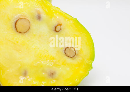 Frutto dell'Eugenia stipitata chiamato Araza e tipici della regione amazzonica in Sud America Foto Stock