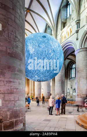 Artista Luke Jerram del Museo Nazionale della luna (7 metri di diametro) nella navata della cattedrale di Gloucester in ottobre 2019 - Gloucester Regno Unito Foto Stock