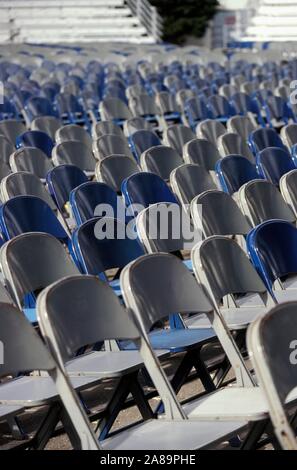 Lineup di un grande gruppo di piegatura vuoto sedie in metallo Foto Stock