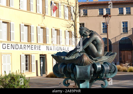 Statua della stella francese Brigitte Bardot a St Tropez davanti alla stazione della gendarmeria Foto Stock