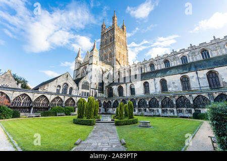 Il splendidamente intagliato e decorato cinquecentesca torre della cattedrale di Gloucester, Gloucester Regno Unito visto da Garth o Chiostro Giardino.. Foto Stock