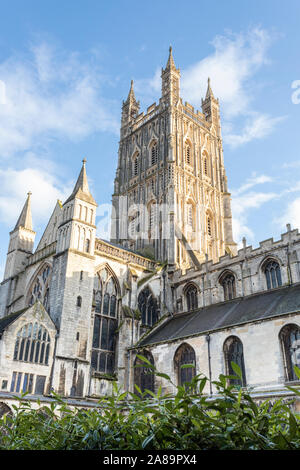 Il splendidamente intagliato e decorato cinquecentesca torre della cattedrale di Gloucester, Gloucester Regno Unito visto da Garth o Chiostro Giardino.. Foto Stock
