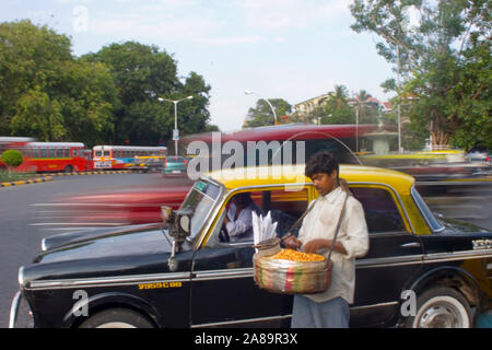 L'uomo vendita di mais sulle street, Mumbai India Foto Stock