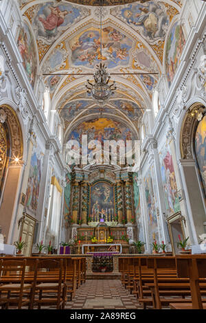 ACIREALE, Italia - 11 Aprile 2018: la navata della chiesa barocca Chiesa di San Camillo con gli affreschi di Pietro Paolo Vasta (1745 - 1750). Foto Stock