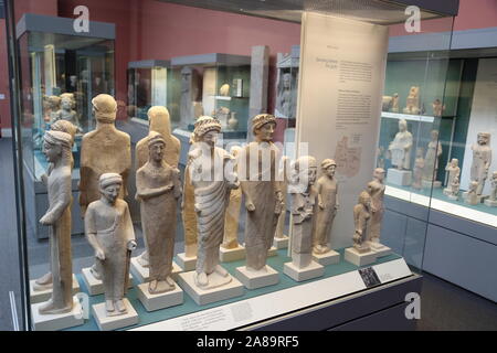 Cipriota statue di pietra calcarea di adoratori da Dali presso il British Museum di Londra, Regno Unito Foto Stock