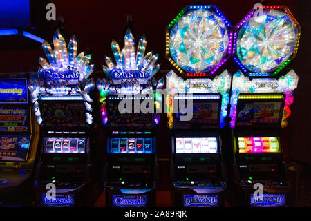 Las Vegas, Nevada, USA-marzo 10, 2019: Casino macchine in area di intrattenimento durante la notte in attesa di giocatori e persone a venire e giocare Foto Stock