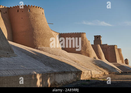Parete della città di Itchan-Kala, Khiva, Uzbekistan in Asia centrale Foto Stock