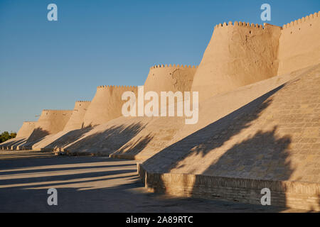 Parete della città di Itchan-Kala, Khiva, Uzbekistan in Asia centrale Foto Stock