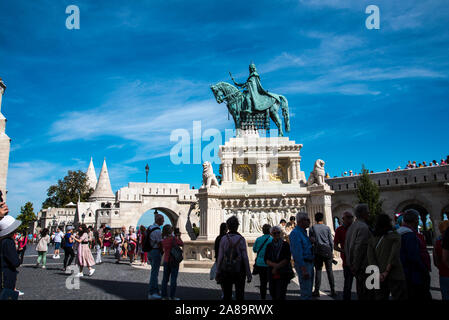 St la chiesa di San Mattia è stato dove il re ungherese hanno tenuto la loro incoronazioni fu rinnovato nel 2012 la statua in bronzo di Stephan I d'Ungheria si erge al di fuori Foto Stock