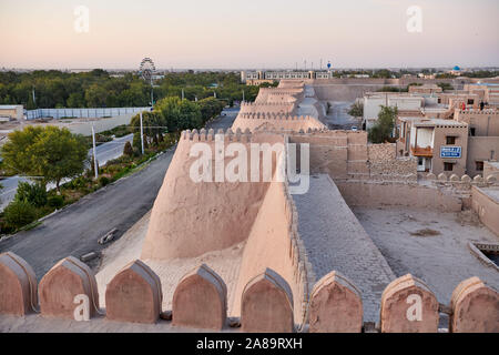 Parete della città di Itchan-Kala, Khiva, Uzbekistan in Asia centrale Foto Stock