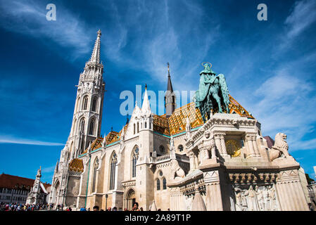 St la chiesa di San Mattia è stato dove il re ungherese hanno tenuto la loro incoronazioni fu rinnovato nel 2012 la statua in bronzo di Stephan I d'Ungheria si erge al di fuori Foto Stock