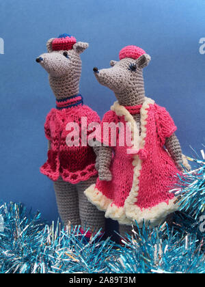 Due fatti in casa delle bambole del ratto. Simbolo del 2020. Bambole a maglia. Nuovo anno. Miniatura. Foto Stock