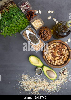 Sana le fonti di grassi e cibo sano che è utile per il cuore - di avocado, semi, microgreens, dadi, fagioli, fiocchi d'avena ang oli. Dieta e stile di vita sano Foto Stock