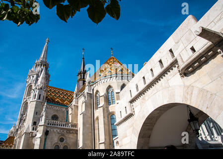 St la chiesa di San Mattia è stato dove il re ungherese hanno tenuto la loro incoronazioni fu rinnovato nel 2012 la statua in bronzo di Stephan I d'Ungheria si erge al di fuori Foto Stock