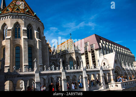 St la chiesa di San Mattia è stato dove il re ungherese hanno tenuto la loro incoronazioni fu rinnovato nel 2012 la statua in bronzo di Stephan I d'Ungheria si erge al di fuori Foto Stock