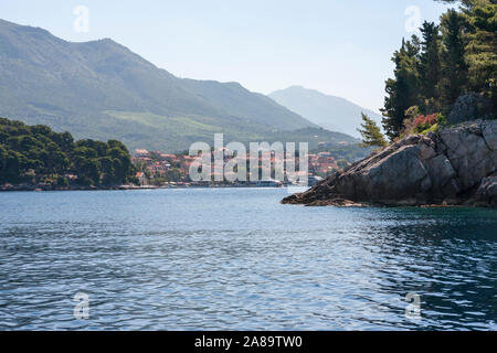 L'ingresso per Uvala Luka Cavtat (Cavtat porto), Dubrovnik-Neretva, Croazia, su una tranquilla mattina Foto Stock