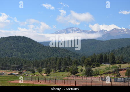 Inizio estate in Colorado: Pikes Peak nel Front Range delle Montagne Rocciose come si vede dalla Hwy 24 ad ovest di Colorado Springs Foto Stock