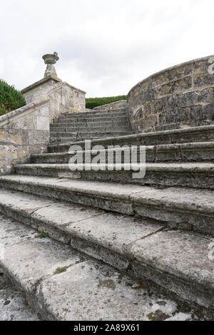 Una vista di enormi pietre antiche scale che portano da un giardino in un altro Foto Stock