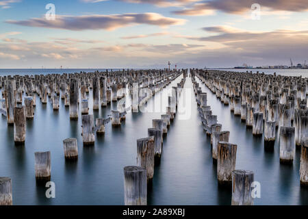 Piloni originali, circa 1912 del Princess Pier a Port Melbourne. Melbourne, Australia. Foto Stock