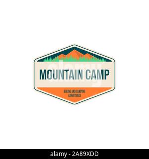 Vintage logo all'aperto. Disegnata a mano viaggi montagna stemmi, emblemi della fauna selvatica. Camping etichette concetti. Explorer illustrazioni Illustrazione Vettoriale