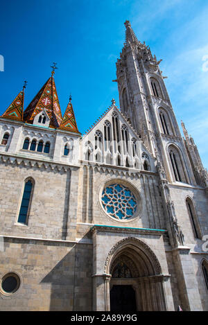 St la chiesa di San Mattia è stato dove il re ungherese hanno tenuto la loro incoronazioni fu rinnovato nel 2012 la statua in bronzo di Stephan I d'Ungheria si erge al di fuori Foto Stock