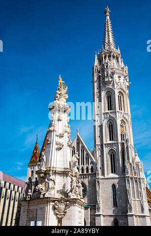 St la chiesa di San Mattia è stato dove il re ungherese hanno tenuto la loro incoronazioni fu rinnovato nel 2012 la statua in bronzo di Stephan I d'Ungheria si erge al di fuori Foto Stock