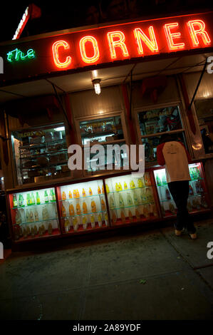 New York City - 15 settembre 2010: un cliente aspetta presso una finestra da asporto sotto una scritta al neon in un ristorante del funky Lower East Side. Foto Stock