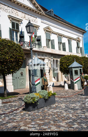 Custodendo il presidente dell'Ungheria la residenza ufficiale a Budapest Ungheria presso il palazzo di Sandor sulla Collina del Castello Foto Stock