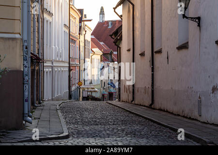 Le strette stradine della città vecchia di Tallinn, la capitale dell'Estonia Foto Stock