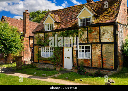 In mattoni rossi e tetto tegola tudor house Church Cottage canonica a Santa Maria Vergine nel villaggio di Turville Inghilterra Foto Stock