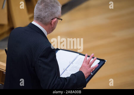 Edinburgh, Regno Unito. 7 Novembre 2019.Nella foto: Michael Russell MSP - Armadio Segretario per gli Affari Pubblici e relazioni costituzionali. Fase 1 Discussione: Referendum (Scozia) Bill. Le scene della camera di discussione al parlamento scozzese. Credito: Colin Fisher/Alamy Live News Foto Stock