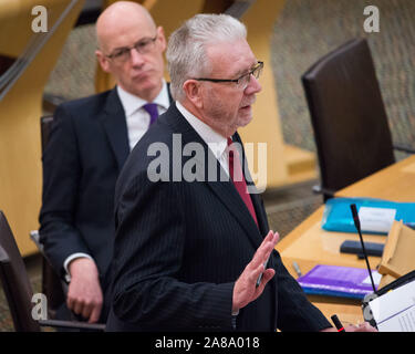 Edinburgh, Regno Unito. 7 Novembre 2019.Nella foto: (sinistra) John Swinney MSP - Depute Primo Ministro di Scozia; (destra) Michael Russell MSP - Armadio Segretario per gli Affari Pubblici e relazioni costituzionali. Fase 1 Discussione: Referendum (Scozia) Bill. Le scene della camera di discussione al parlamento scozzese. Credito: Colin Fisher/Alamy Live News Foto Stock