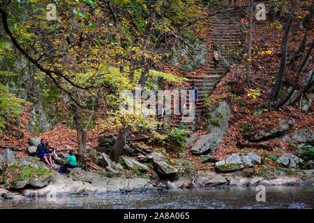 Gli escursionisti godono colorate caduta delle foglie si vede in Philadelphia's Wissahickon Valley in un pomeriggio autunnale. Foto Stock