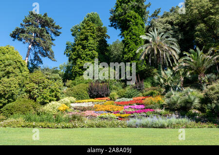 Bella vista del giardino con fiori a Tremezzo - Lago di Como in Italia Foto Stock