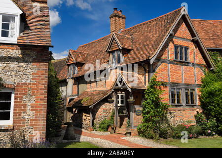 In mattoni rossi e tetto tegola inglese Tudor cottages di Turville in pieno sole con cielo blu Buckinghamshire Inghilterra Foto Stock